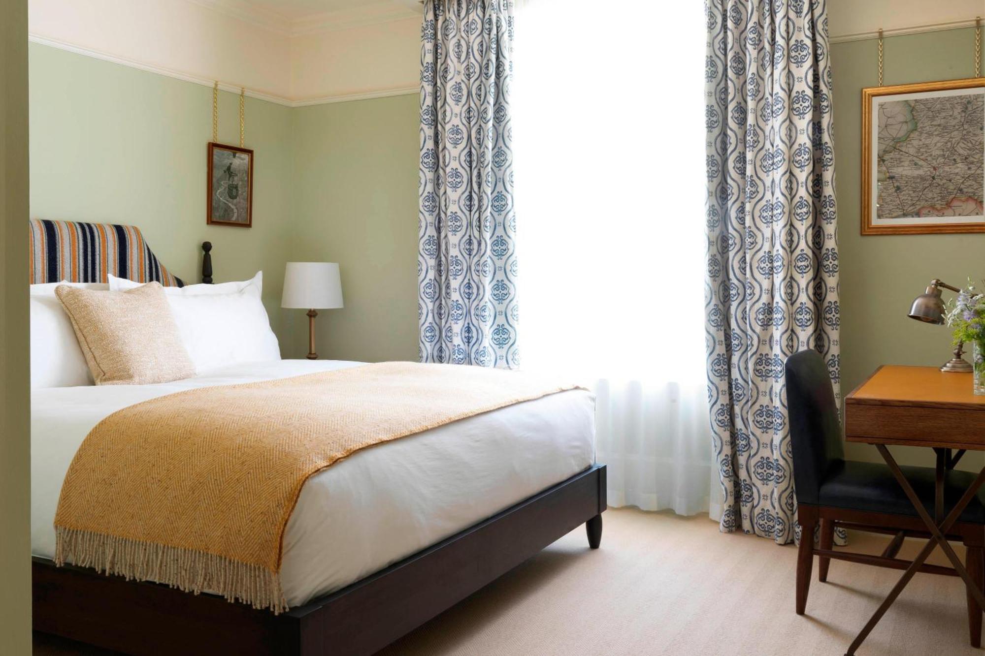Arms, Autograph Collection Hotel